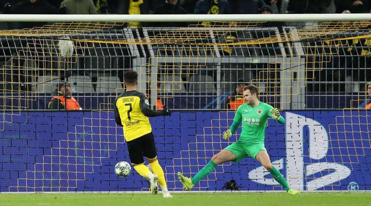 Vào! Jadon Sancho (Dortmund) ghi bàn sau một pha kiến tạo bởi Marco Reus cho phép anh ấy đưa bóng vào lưới trống. Tỉ số là 1:0.