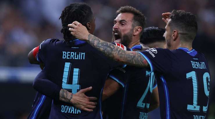 Marvin Plattenhardt (Hertha Berlin) trình diễn khả năng đá phạt xuất sắc của mình, từ một cự ly mà anh đã quá quen thuộc. Đó là một cú sút hoàn hảo, đưa bóng vào sát mé trong cột dọc bên trái.
