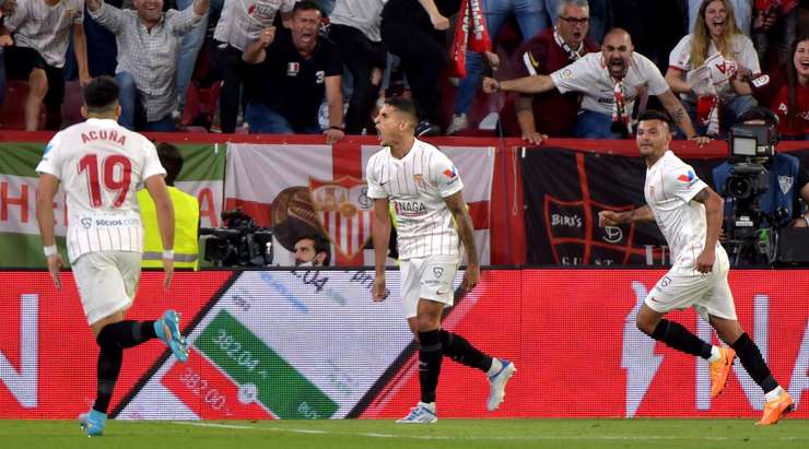 Erik Lamela (Sevilla) nhận một đường chuyền thú vị bên trong vòng cấm và anh tung một cú sút chìm chuẩn xác vào góc thấp bên trái khung thành. Một pha dứt điểm hiểm hóc!