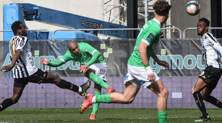 Wahbi Khazri (St Etienne) khống chế bóng gọn gàng sau một đường chuyền sắc bén của đồng đội tại rìa vòng cấm và tung một cú sút làm tung nóc lưới khung thành đối phương, theo một phong cách đã thành thương hiệu của anh.