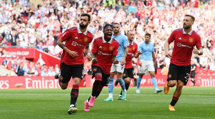 Vào! Bruno Fernandes (Manchester United) tinh quái dừng lại một nhịp trước khi sút, chờ cho thủ môn Stefan Ortega đổ người trước khi bình tĩnh đưa bóng vào góc thấp bên trái.