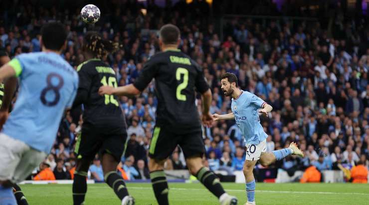 Sau một vài tình huống lộn xộn, quả bóng bật ra và đến chân Bernardo Silva (Manchester City), người đã phản ứng rất nhanh và dứt điểm gọn gàng vào sát mép trong cột dọc bên phải.