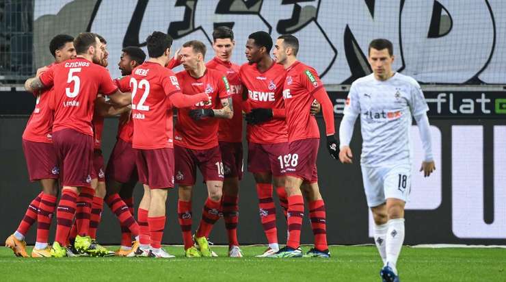 Ondrej Duda nhồi bóng cho Elvis Rexhbecaj (Köln), người đón đường chuyền của anh ở trong vòng cấm và ra chân rất nhanh vào góc phải khung thành! Thủ môn đã không thể làm gì được. 0:1!