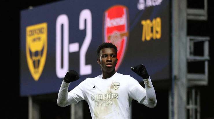 Fabio Vieira chuyền bóng đến chân Eddie Nketiah (Arsenal), người đang đứng ở vị trí đối mặt với thủ môn. Một cú vung chân động tác giả của cầu thủ này làm cho thủ môn mất thăng bằng và nhiệm vụ còn lại của anh đơn giản chỉ là bấm bóng qua người thủ môn vào lưới.