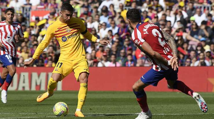 Vào! Đường chuyền dài của Raphinha đưa bóng đến chân Ferran Torres (Barcelona), anh chạy cắt mặt các hậu vệ đối phương vào trung lộ và tung một cú sút xé gió vào góc thấp bên phải khung thành. Thủ môn đối phương thậm chí không kịp trở tay. Cú sút quá đẹp! 1:0.