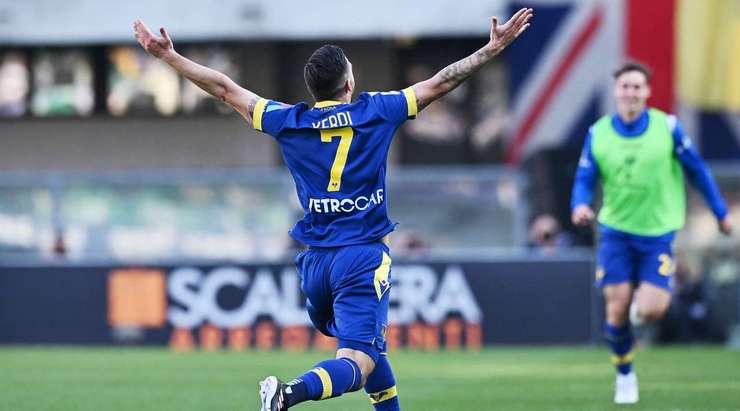 Vào! Simone Verdi (Verona) đã có mặt đúng lúc đúng chỗ để lấy bóng bật ra trong vòng cấm, và anh ấy sút bóng vào bên trái khung thành. Tỉ số là 1:0.