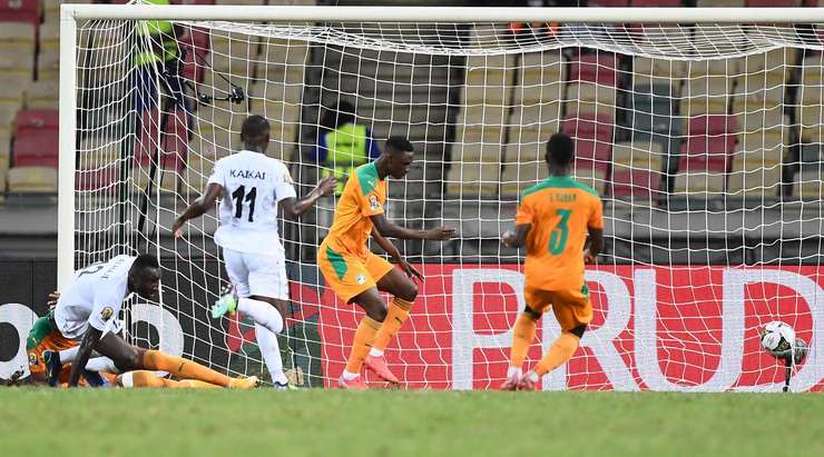 Vào! Alhaji Kamara (Sierra Leone) cướp được bóng sau sai lầm tồi tệ của thủ môn Badra Ali Sangare và bàn thắng đã được ghi. Tỉ số là 2:2.