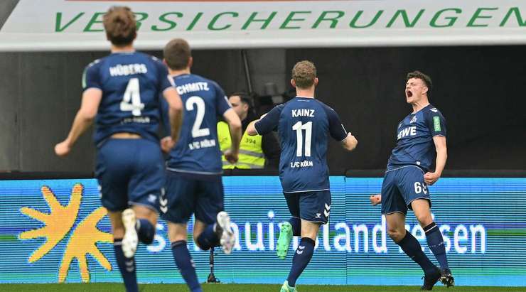 VÀÀO! Kingsley Schindler ném biên dài, đưa bóng vượt qua đám đông để dọn cỗ cho Eric Martel (Köln), người dễ dàng sút tung lưới từ cự ly gần. Tỉ số là 0:2 sau bàn thắng vừa rồi.