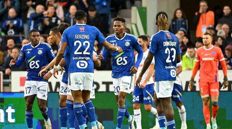 Habib Diallo (Strasbourg) đánh đầu vào khung thành từ cự li gần, và lưới đã rung lên! Một bàn thắng tuyệt vời!