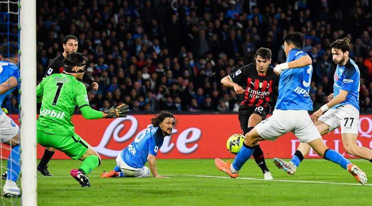 Vào! Brahim Diaz (AC Milan) nhận bóng trong vòng cấm ở một vị trí rất thuận lợi và dứt điểm. Cú sút của anh đổi hướng khi chạm vào một cầu thủ đối phương, khiến thủ môn Alex Meret bó tay. Tỉ số đã được nâng lên 0:2.