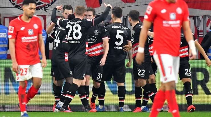 Vào! Thủ môn Florian Muller phạm một sai lầm tồi tệ và Kenan Karaman (Dusseldorf) đã không gặp khó khăn gì để đưa bóng vào lưới, 1:1.