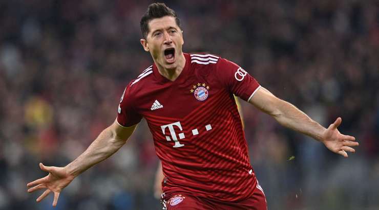 Thomas Muller thực hiện một đường chuyền sắc như dao cạo và Robert Lewandowski (Bayern Munich) đã thoát xuống, tung một cú sút chìm từ rìa vòng cấm làm tung lưới khung thành đối phương! Bóng đập cột dọc bên phải vào lưới, khiến thủ môn không kịp trở tay. Tỉ số là 1:0!