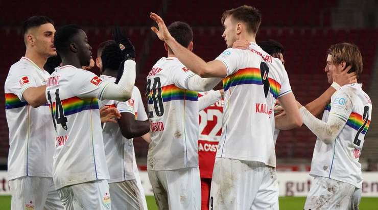 Vào! Một đường lob bóng của Borna Sosa mở ra cơ hội cho Sasa Kalajdzic (VfB Stuttgart) và anh dễ dàng đánh bại thủ môn bằng một có đánh đầu cận thành vào góc thấp bên trái. Tỉ số là 1:0.