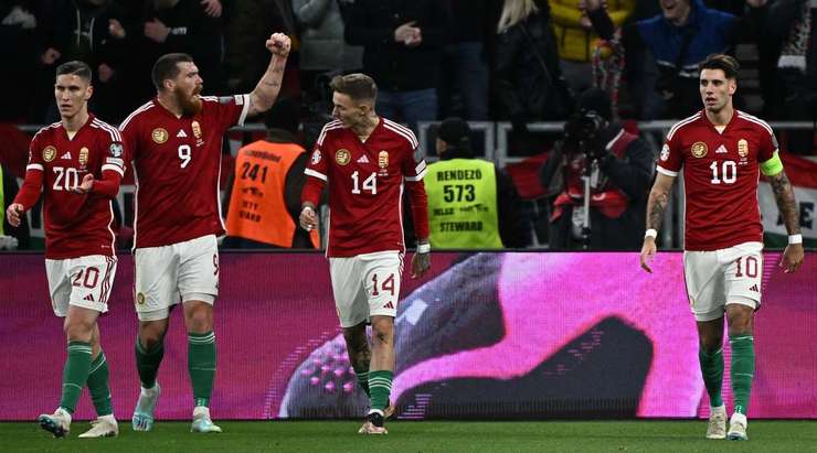 Vào! Martin Adam (Hungary) đã có mặt đúng lúc đúng chỗ để lấy bóng bật ra trong vòng cấm, và anh ấy sút bóng đi chìm vào phía trong cột dọc bên trái. Tỉ số là 3:0.