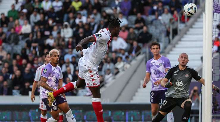 Vào rồi! Breel Embolo (Monaco) bức tốc vào vòng cấm và chọn đúng điểm rơi sau đường căng ngang của Takumi Minamino trước khi dứt điểm cận thành đẹp mắt vào góc phải khung thành. Tỉ số là 0:2.