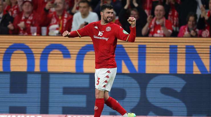 Từ một tình huống đá phạt, Aaron Martin (Mainz) sút bóng vượt qua hàng rào và ghim thẳng vào góc trên bên trái khung thành!