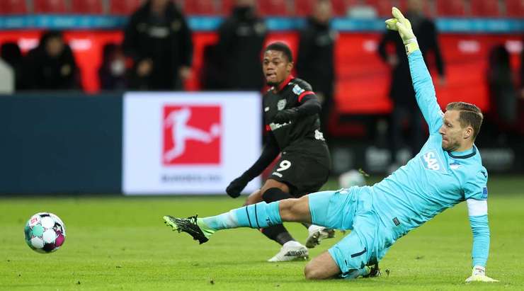 Leon Bailey (Bayer Leverkusen) liên tiếp đi bóng lắt léo qua các hậu vệ đối phương và thoát xuống đối mặt với thủ môn. Cầu thủ này làm một động tác giả khiến thủ môn mất thăng bằng, trước khi nhẹ nhàng đưa bóng vào lưới.