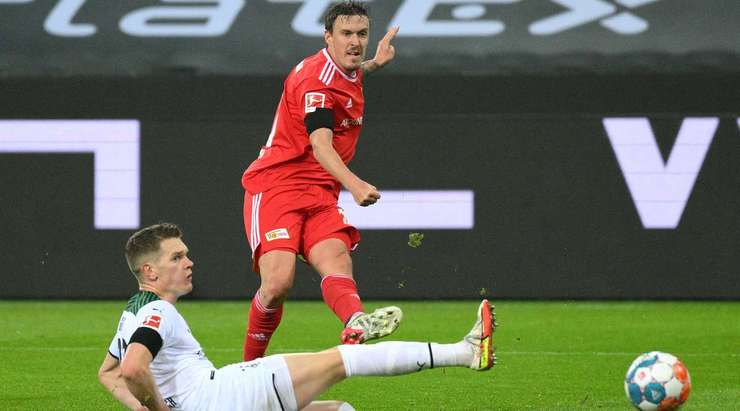 Tỉ số là 1:2! Niko Giesselmann chuyền bóng cho Max Kruse (Union Berlin) trong vòng cấm, người không bị ai kèm và sút bóng vào góc phải phía dưới.
