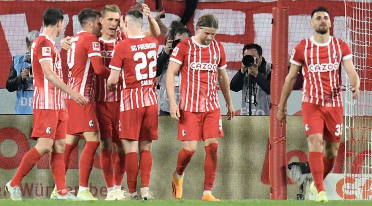 Bóng đã nằm trong lưới! Roland Sallai chuyền bóng như đặt cho Nils Petersen (Freiburg) để cầu thủ này thoát xuống một vị trí rất sâu trong vòng cấm và đánh bại thủ môn một cách gọn gàng. 2:0!
