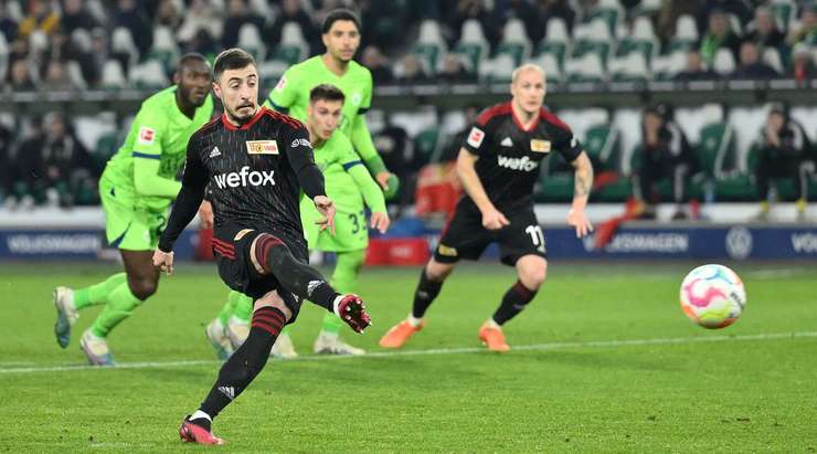 VÀO! Josip Juranovic (Union Berlin) đã mạo hiểm thật sự khi sút phạt đền vào ngay giữa khung thành, tuy nhiên động tác của anh đã đánh lừa được thủ môn Koen Casteels.