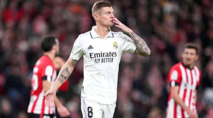 Vào! Toni Kroos (Real Madrid) đã không do dự tung cú sút ngay ngoài vòng cấm. Đó là một cú sút căng tuyệt đẹp vào góc thấp bên phải khung thành, đánh bại thủ môn đối phương.