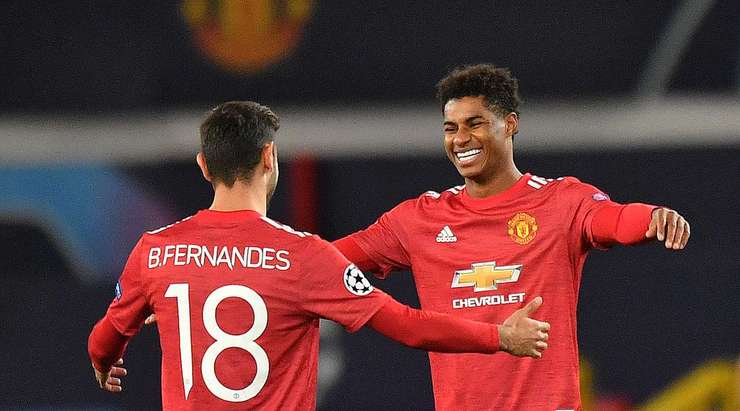 Vào! Một sai lầm tồi tệ từ đối phương đã trao tặng một cơ hội cho Marcus Rashford (Manchester United), người đưa bóng vào lưới từ cự li gần. 3:0.