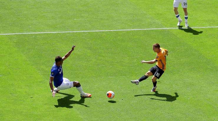 Daniel Podence (Wolves) đi bóng lắt léo, anh vượt qua hai hậu vệ và dứt điểm ngay trước mặt thủ môn. Nhưng, Jordan Pickford đã có một pha cản phá tuyệt diệu để ngăn không cho pha dứt điểm của anh ấy đi vào góc trái phía dưới.