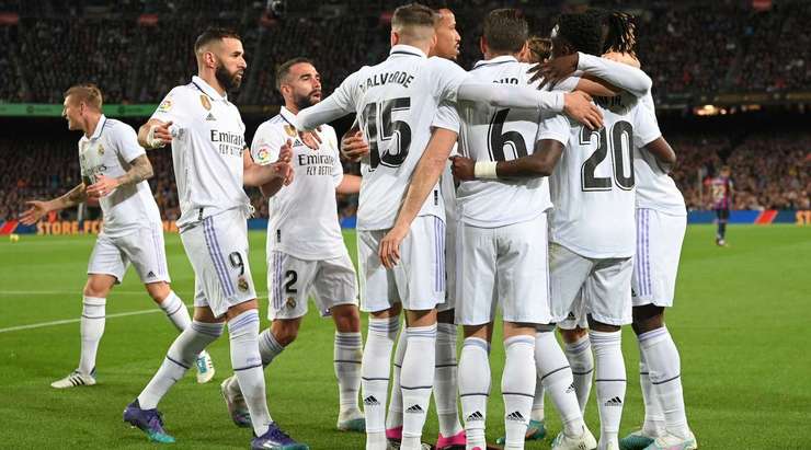 Đó là một bàn phản lưới nhà! Một tình huống rất đáng tiếc đối với Ronald Araujo (Barcelona), người đã rất cố gắng ngăn chặn một quả tạt của đối phương vào vòng 5m50, nhưng rốt cuộc anh lại đánh đầu vào lưới. Tỉ số là 0:1.