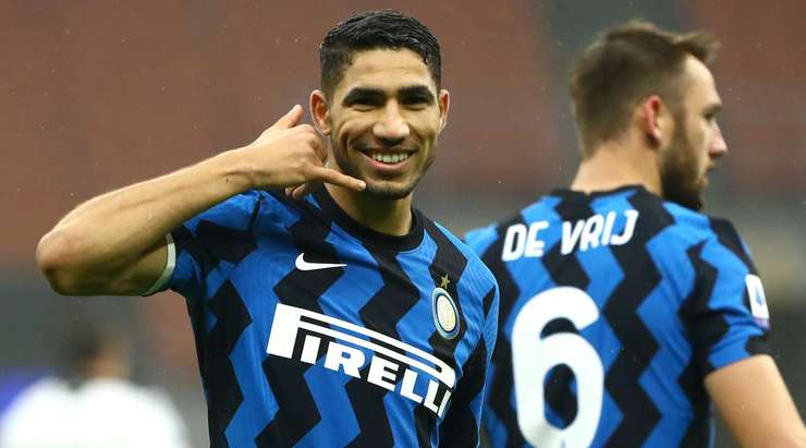 Bóng đã đi vào lưới! Lautaro Martinez thực hiện một đường chọc khe chuẩn xác cho Achraf Hakimi (Inter) và cầu thủ này bứt tốc vào vòng cấm để tung một cú sút tuyệt diệu vào góc phải phía dưới. Tỉ số đã được thay đổi thành 1:0.