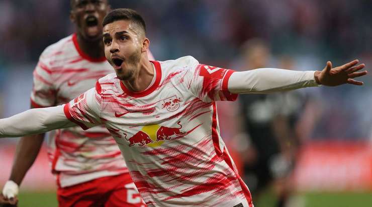 Một tuyệt phẩm ngay ngoài vòng cấm! Andre Silva (RB Leipzig) sút bóng với một tốc độ và lực sút kinh hoàng vào phía trong cột dọc bên phải.