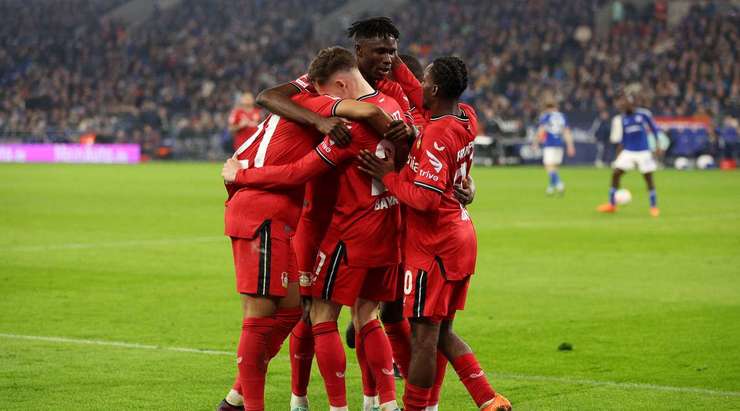 Vào! Amine Adli vừa có một đường chọc khe thông minh cho Florian Wirtz (Bayer Leverkusen), anh xâm nhập vòng cấm và tung một cú sút chìm chuẩn xác vào chính giữa khung thành, đưa bóng nằm gọn trong lưới. Tỉ số là 0:2.