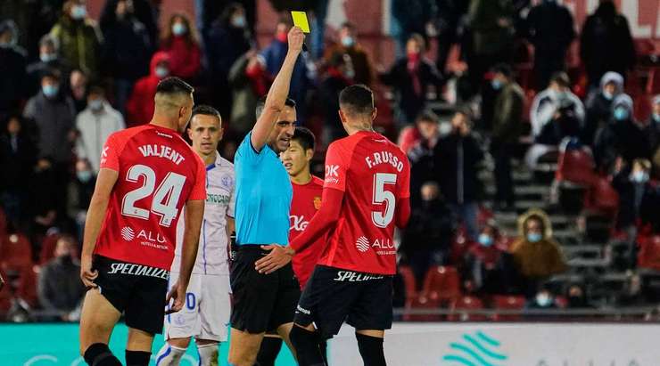 Franco Russo (Mallorca) bị phạt thẻ vàng sau một pha tắc bóng. Anh ấy có vẻ không đồng ý với quyết định vừa rồi, nhưng trọng tài Santiago Jaime Latre sẽ không nghe bất kì lời tranh cãi nào.