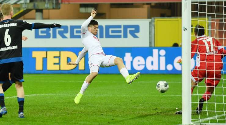 Vào! Quả phạt góc trước đó được treo vào vòng cấm và Jorge Mere (Köln) sút bóng vào lưới sau pha kiến tạo bằng đầu của Mark Uth. 0:1.
