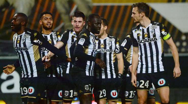 Stephane Bahoken (Angers) nhảy lên đón một quả tạt xuất sắc từ đồng đội và đánh đầu chuẩn xác, đưa bóng vượt qua thủ môn, vào phía trong cột dọc bên phải.