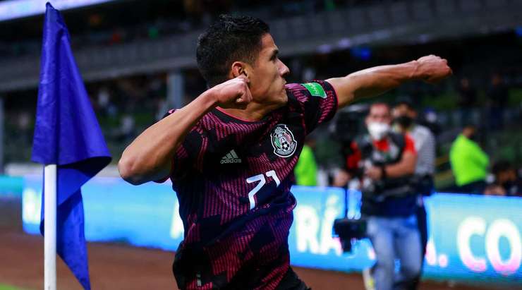 Vào! Uriel Antuna (Mexico) đã có mặt đúng lúc đúng chỗ để lấy bóng bật ra trong vòng cấm, và anh ấy sút bóng vào bên trái khung thành. Tỉ số là 1:0.