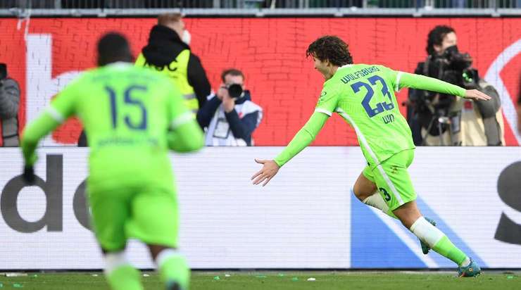 Vào! Jonas Older Wind (Wolfsburg) thể hiện nền tảng kỹ thuật tuyệt vời của mình với một cú sút một chạm từ ngay bên ngoài vòng cấm, bóng đi vào góc cao bên phải khung thành. Tỉ số là 1:0.