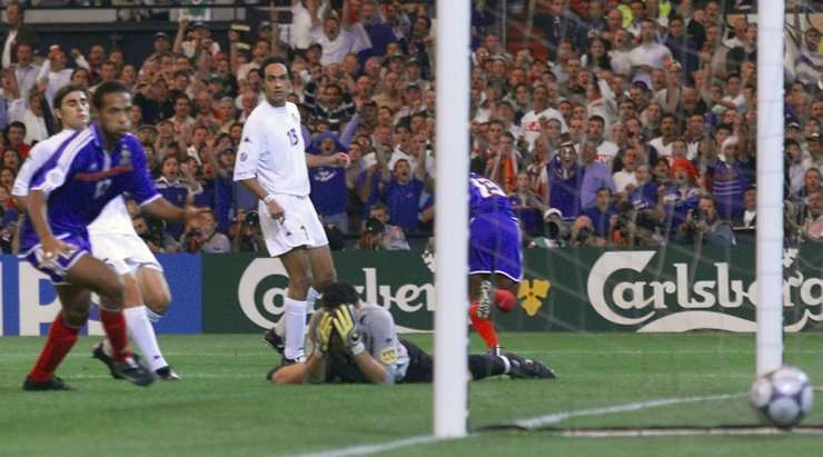 Vào! Sylvain Wiltord (Pháp) đón bóng bật ra và từ rìa vòng cấm, anh ấy tung một cú sút chìm đi vào góc phải phía dưới. Francesco Toldo không thể ngăn bóng vào lưới. Tỉ số là 2:1.