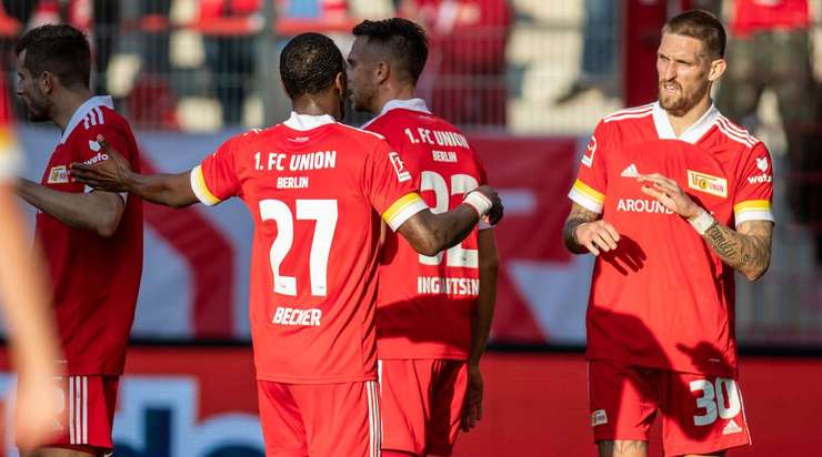 Bóng đã đi vào lưới! Robert Andrich (Union Berlin) thử vận may của mình từ rìa vòng cấm và thần may mắn đã mỉm cười khi cú sút của anh đi trúng một cầu thủ khác và đổi hướng, khiến thủ môn Florian Muller không kịp trở tay. Tỉ số đã được nâng lên 1:1.