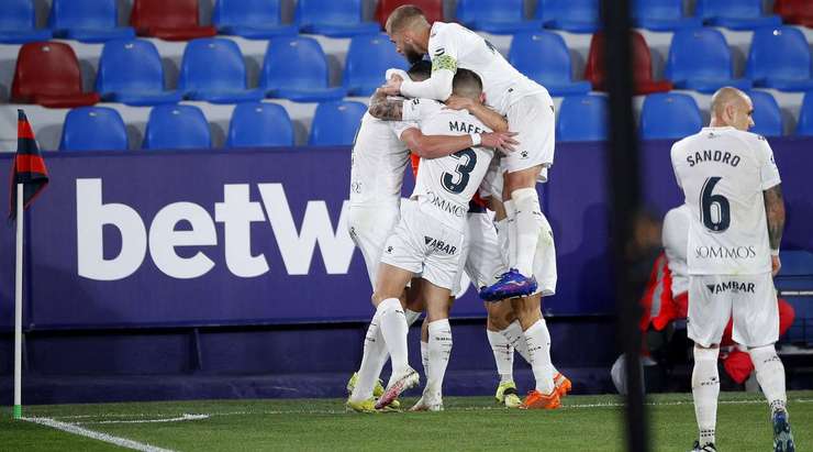 Vào! Rafael Mir Vicente (Huesca) đón một đường chuyền và đến rìa vòng cấm để bấm bóng xuất sắc qua thủ môn và vào lưới trống. Anh ấy thay đổi tỉ số thành 0:2.