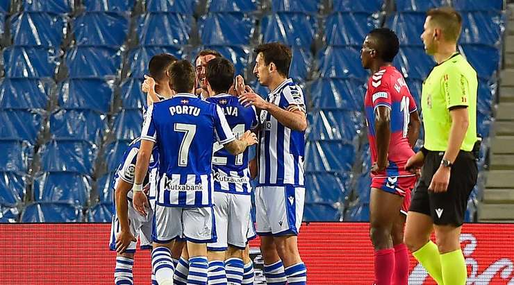 Vào! Bautista Orgilles Jon chuyền cho Mikel Oyarzabal (Real Sociedad) tại rìa vòng cấm và anh ấy tìm đến góc trái phía trên với một pha dứt điểm tuyệt vời. Tỉ số là 2:0.