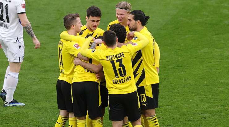 Vào! Jadon Sancho chuyền cho Mahmoud Dahoud (Dortmund) tại rìa vòng cấm và anh ấy tìm đến góc trái phía dưới với một pha dứt điểm tuyệt vời. Tỉ số là 1:0.
