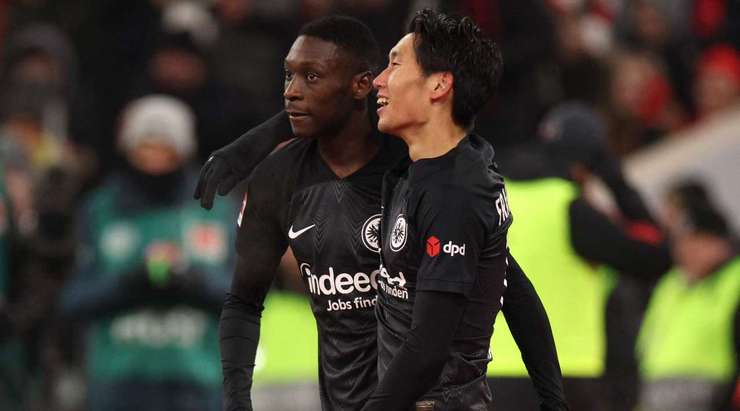 Vào - 1:1! Daichi Kamada kiến tạo cho Randal Kolo Muani (Eintracht Frankfurt) trong vòng cấm và anh ấy đưa bóng vào góc phải phía dưới và qua Yann Sommer.
