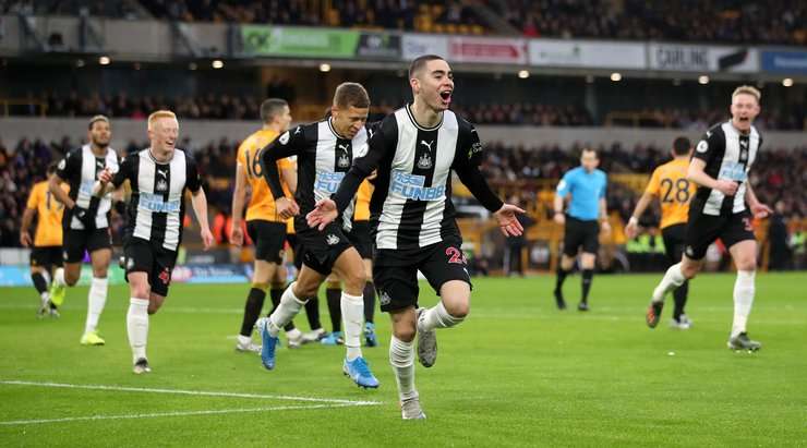 Dứt điểm! Miguel Angel Almiron (Newcastle Utd) nhận đường chuyền và anh ngoặt bóng rất khéo để vượt qua một hậu vệ trước khi khai khỏa từ cự ly trung bình. Rất tiếc cho anh là bóng lại đi chệch ra ngoài cột dọc bên trái một vài centimét.