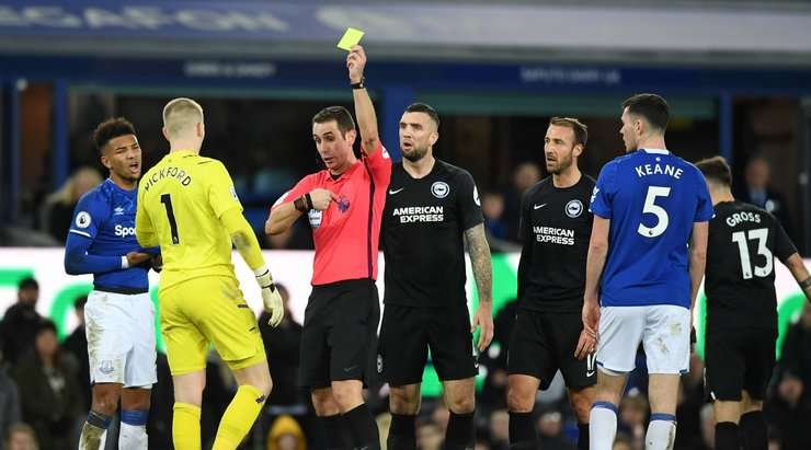 Thẻ vàng được rút ra dành cho Jordan Pickford (Everton).