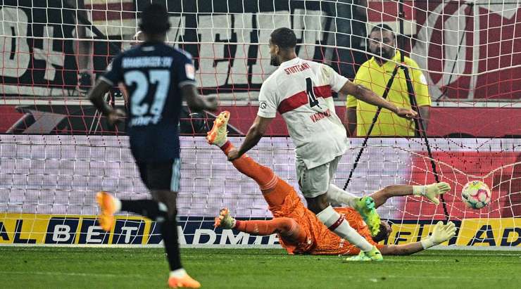 Nó đã đi vào lưới! Enzo Millot tung một đường chuyền đến Josha Vagnoman (VfB Stuttgart), và anh ấy dễ dàng đưa bóng vào lưới trống. Tỉ số là 2:0.