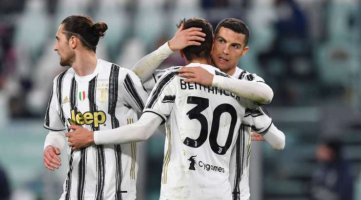 VÀO! Rodrigo Bentancur có bóng tại một khu vực trống trải sau một pha phản công thần tốc. Anh quan sát nhanh như dân trộm xe chuyên nghiệp và chọc khe cho Cristiano Ronaldo (Juventus) để cầu thủ này dứt điểm từ cự ly tầm trung, hạ gục thủ môn đối phương. 3:0 rồi các bạn ơi.