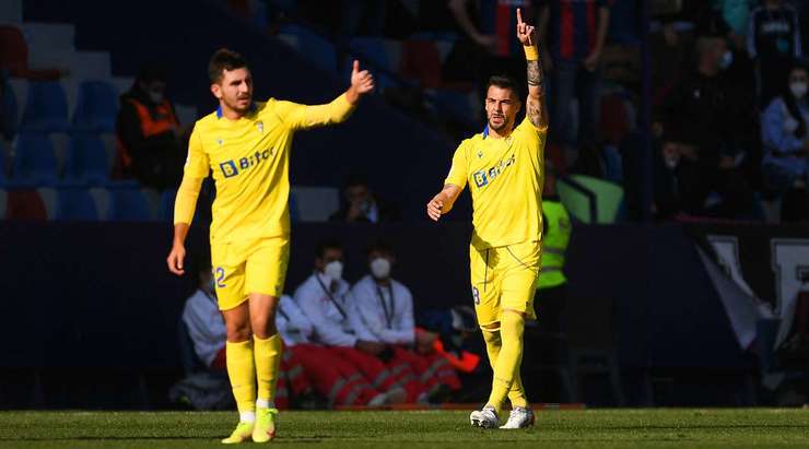 Sau một quả tạt nguy hiểm, Alvaro Negredo (Cadiz) bật nhảy chính xác, đánh đầu đưa bóng quá tầm với của thủ môn vào phía trong cột dọc bên phải!
