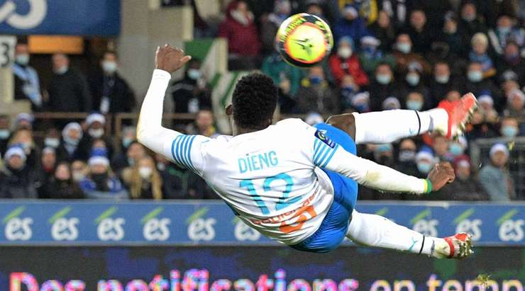 Ôi một BÀN THẮNG gì thế này! Đường câu bóng vào vòng cấm được Bamba Dieng (Marseille) dứt điểm vào lưới với một cú ngả bàn đèn đậm tính nghệ sĩ! 0:1.
