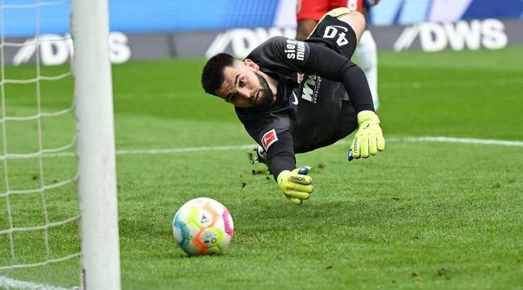 Đốt lưới nhà! Elvis Rexhbecaj (Augsburg) có vẻ như đang có một ngày thi đấu quá xui xẻo khi anh vô tình đưa một chuyền của đối phương vào thẳng lưới nhà. Tỉ số đã thay đổi thành 1:0.