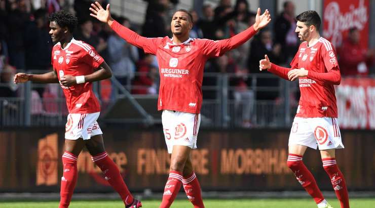 Vào! Romain Del Castillo thực hiện một quả tạt tốt từ quả phạt góc và bóng tìm đến Steve Mounie (Brest) một cách hoàn hảo. Cầu thủ này đánh đầu căng như kẻ chỉ từ gần chấm phạt đền, đưa bóng thẳng vào góc phải khung thành. Tỉ số là 1:1.